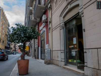 L'ultima tappa del nostro tour � un altro locale senza insegna: quello del 68enne Sabino Giannossa. Siamo in via De Giosa, nel quartiere Umbertino
